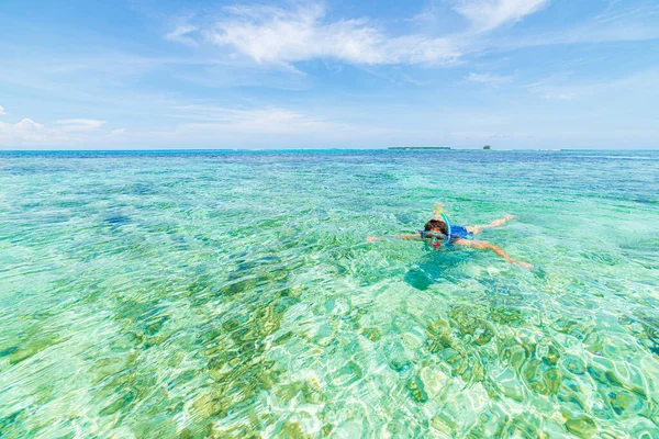 Žena Šnorchlování Karibiku Korálovém Útesu Tropické Tyrkysově Modré Vody Indonésie — Stock fotografie