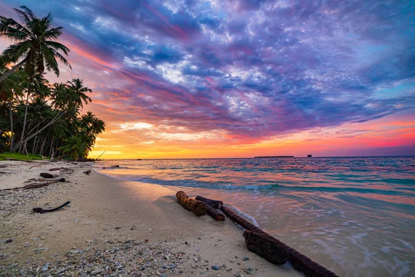 太阳升起在海面上 热带沙漠海滩上 没有人 乌云汹涌 旅游目的地印度尼西亚巴尼亚克群岛苏门答腊 — 图库照片