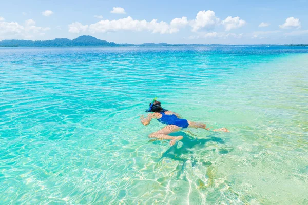 Mujer Haciendo Snorkel Mar Caribe Agua Azul Turquesa Isla Tropical —  Fotos de Stock