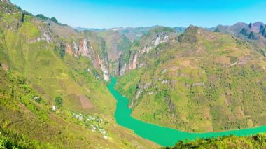 Kuzey Vietnam 'daki Giang Karst Geopark Dağı manzarası. Muhteşem manzaralı eşsiz mavi bir nehir. Ha Giang motosiklet döngüsü, ünlü seyahat yeri motorcuları kolay biniciler