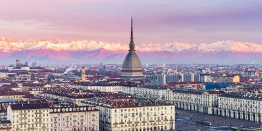 Torino silueti (Torin, İtalya), güneş doğarken şehir manzarası ve şehrin üzerinde yükselen Köstebek Antonelliana 'nın detayları. Arka plandaki karlı Alplerde manzara renkli ışık.