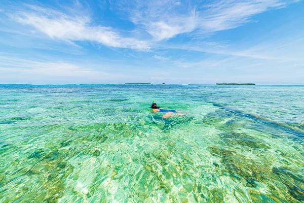 Mujer Haciendo Snorkel Caribe Sobre Arrecife Coral Agua Azul Turquesa — Foto de Stock