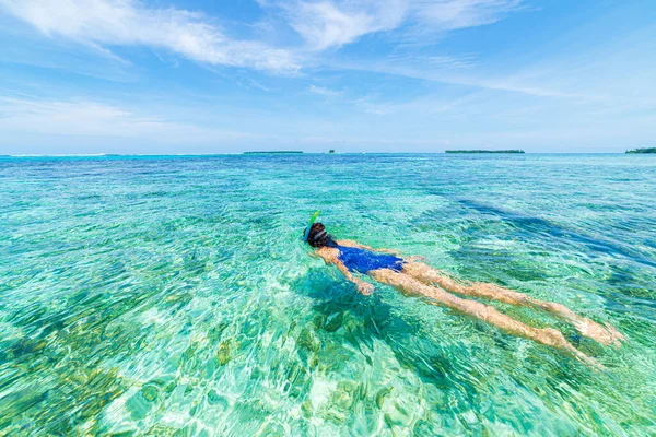 Mujer Haciendo Snorkel Caribe Sobre Arrecife Coral Agua Azul Turquesa —  Fotos de Stock