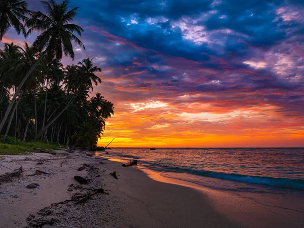 夕阳西下的大海 热带沙漠海滩 没有人 乌云汹涌 旅游目的地印度尼西亚巴尼亚克群岛苏门答腊岛 — 图库照片