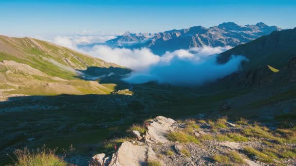 Lapso Tiempo Nubes Movimiento Valle Por Debajo Las Crestas Las — Vídeo de stock