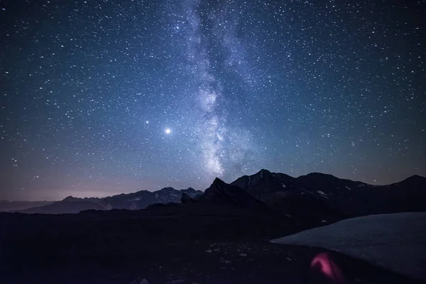 Mléčná Dráha Galaxie Hvězdy Noční Obloze Nad Alpami Osvětlený Stany — Stock fotografie