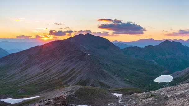 Pan 夕暮れ時のフランスアルプスのタイランテ尾根 標高の高い牧歌的な山の風景岩の地形と高山湖 パノラマビュー — ストック動画