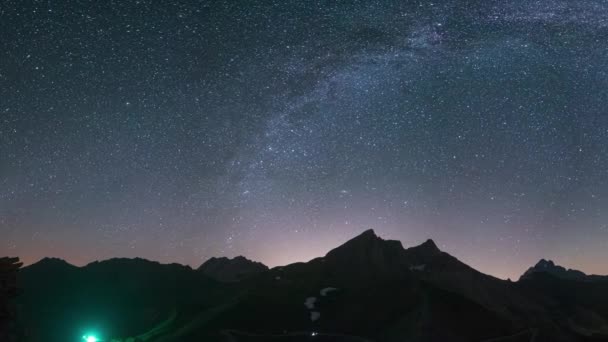 アルプス上空の夜空には天の川の弧と星が描かれています 卓越した彗星左側の地平線で明るく輝いている パノラマビュー アストロフォトグラフィー 星空観察 — ストック動画