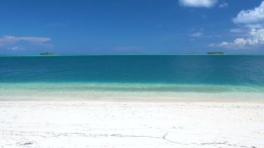 Beyaz kumsal turkuvaz mavi su ve ufuktaki küçük adalar, egzotik seyahat noktaları, çöl plajları - Banyak Adaları, Sumatra, Endonezya
