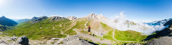 Femme Avec Sac Dos Reposant Sur Sommet Montagne Regardant Vue — Photo