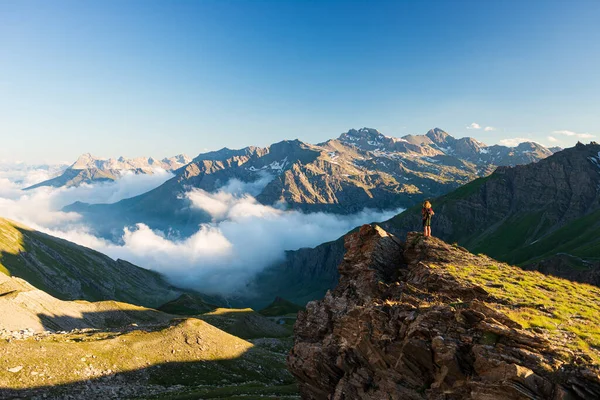 Концепция Успеха Женщины Смотрящая Вершины Горы Впечатляющие Пейзажные Облака Над — стоковое фото