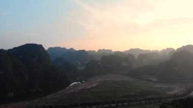 Hava: Kuzey Vietnam karst manzarası, Ninh Binh bölgesinin insansız hava aracı görüntüsü, Trang An Tam Coc turizm merkezi, eşsiz kireçtaşı zirveleri, pirinç tarlaları ve nehir geçidi
