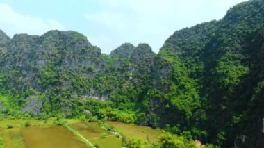 Hava: Kuzey Vietnam karst manzarası, Ninh Binh bölgesinin insansız hava aracı görüntüsü, Trang An Coc turizm merkezi, eşsiz kireçtaşı tepeleri ve pirinç tarlalarından akan nehir