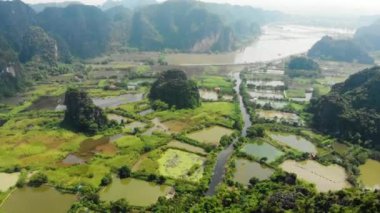 Hava: Kuzey Vietnam karst manzarası, Ninh Binh bölgesinin insansız hava aracı görüntüsü, Trang An Coc turizm merkezi, eşsiz kireçtaşı tepeleri ve pirinç tarlalarından akan nehir