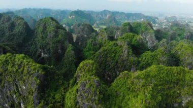 Hava: Kuzey Vietnam karst manzarası, Ninh Binh bölgesinin insansız hava aracı görüntüsü, Trang An Coc turizm merkezi, eşsiz kireçtaşı tepeleri ve pirinç tarlalarından akan nehir