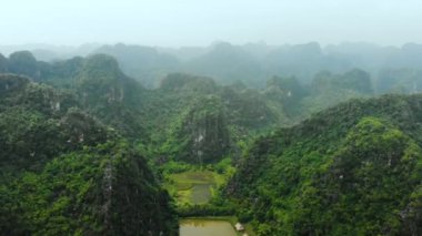 Hava: Kuzey Vietnam karst manzarası, Ninh Binh bölgesinin insansız hava aracı görüntüsü, Trang An Coc turizm merkezi, eşsiz kireçtaşı tepeleri ve pirinç tarlalarından akan nehir