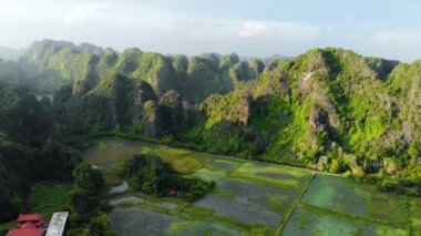 Hava: Kuzey Vietnam karst manzarası, Ninh Binh bölgesinin insansız hava aracı görüntüsü, Trang An Coc turizm merkezi, eşsiz kireçtaşı tepeleri ve pirinç tarlalarından akan nehir