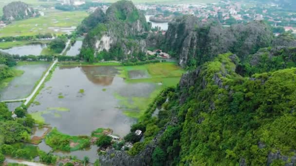 北越南岩溶景观 宁滨地区无人驾驶飞机景观 Trang Tam Coc旅游胜地 公路穿越独特的石灰石尖顶 河流和村庄 — 图库视频影像