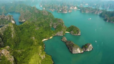 Hava: Ha Long Körfezi kaya zirveleri üzerinde uçmak, Vietnam 'daki ünlü turizm merkezi. Eşsiz kireçtaşı zirveleri ve denizdeki adalar, manzaralı körfezler ve yeşil orman.
