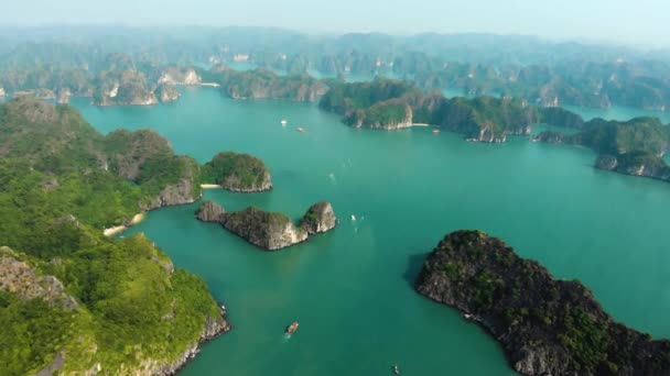 Flygfoto Flyger Över Long Bay Rock Tinnacles Berömd Turistmål Vietnam — Stockvideo