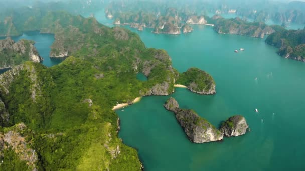Aéreo Sobrevoando Long Bay Pináculos Rocha Famoso Destino Turístico Vietnã — Vídeo de Stock