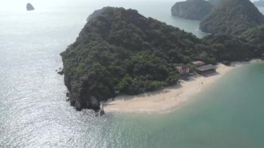 Maymun Adası üzerinde uçan Ha Long Bay, eşsiz kireçtaşı adaları ve karst oluşum zirveleri, Vietnam 'da ünlü turizm merkezleri. Güneş ışığı arka plan.