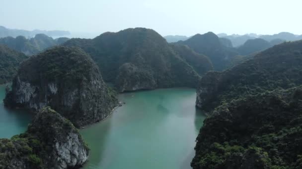 Luchtfoto Vliegen Long Bay Rots Toppen Beroemde Reisbestemming Vietnam Toeristen — Stockvideo
