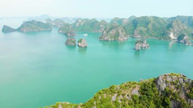 Hava: Ha Long Körfezi kaya zirveleri üzerinde uçmak, Vietnam 'daki ünlü turizm merkezi. Eşsiz kireçtaşı zirveleri ve denizdeki adalar, manzaralı körfezler ve yeşil orman.