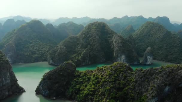 Aerial Repül Long Bay Szikla Csúcsok Híres Úti Cél Vietnamban — Stock videók