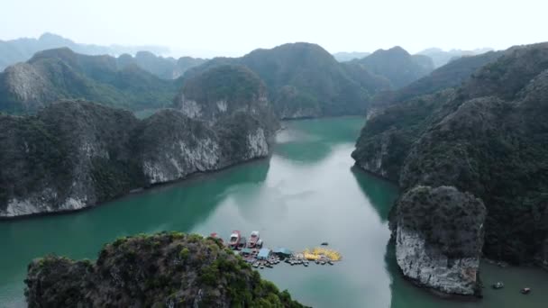 Aéreo Sobrevoando Long Bay Pináculos Rocha Famoso Destino Turístico Vietnã — Vídeo de Stock