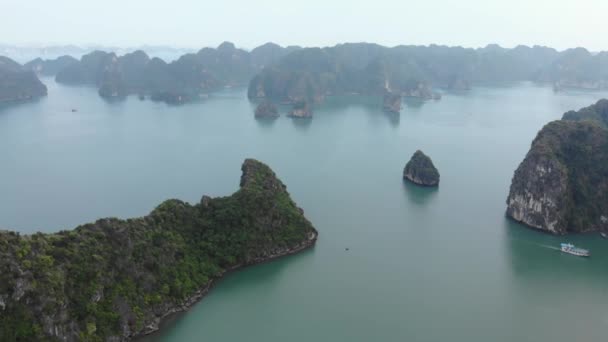 Flygfoto Flyger Över Long Bay Rock Tinnacles Berömd Turistmål Vietnam — Stockvideo