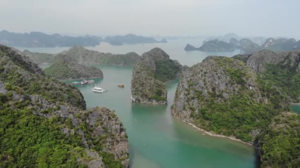 Flygfoto Flyger Över Long Bay Bergstoppar Resmål Vietnam Turister Båtar — Stockvideo