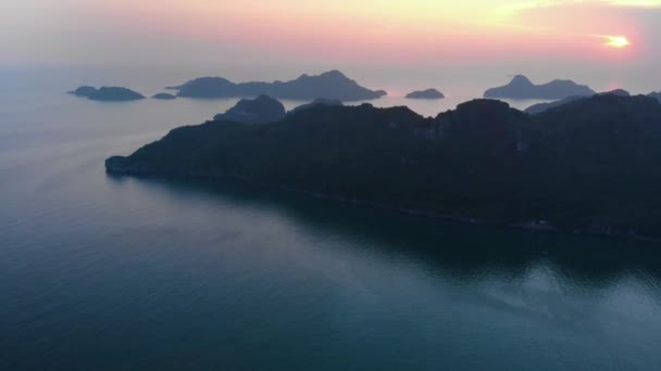 日没でキャットバとハロン湾の岩の頂点を飛んで ベトナムで有名な観光地 風光明媚な湾 緑の森のユニークな石灰岩のピークや島 — ストック動画