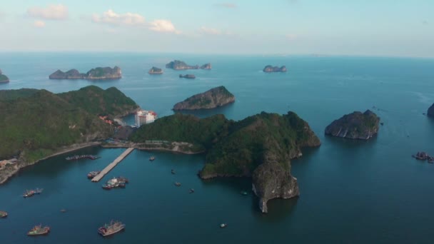 Antenne Flug Über Die Insel Cat Der Abenddämmerung Long Bay — Stockvideo