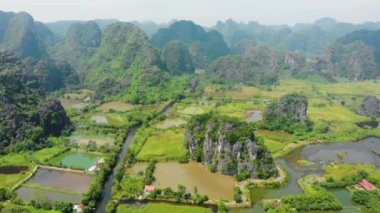 Hava: Kuzey Vietnam karst manzarası, Ninh Binh bölgesinin insansız hava aracı görüntüsü, Trang An Coc turizm merkezi, eşsiz kireçtaşı tepeleri ve pirinç tarlalarından akan nehir