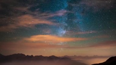 Zaman Hızı: Samanyolu ve yazları görkemli İtalyan Fransız Alpleri üzerinde yıldızlar. Sonunda küçük bir meteor patlaması. Vadide sis ve sis var. Massif des Ecrins Ulusal Parkı.