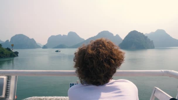 Nézi Egyedi Kilátás Nyílik Halong Bay Vietnam Turista Utazik Hajókázás — Stock videók