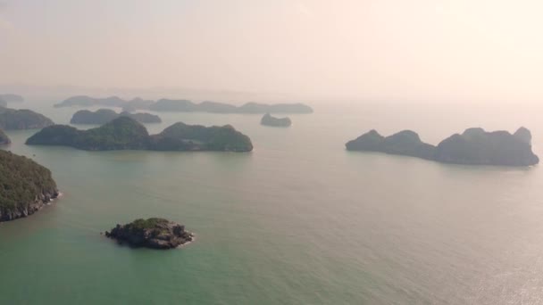 Letecký Létání Nad Horskými Vrcholy Long Bay Slavná Turistická Destinace — Stock video