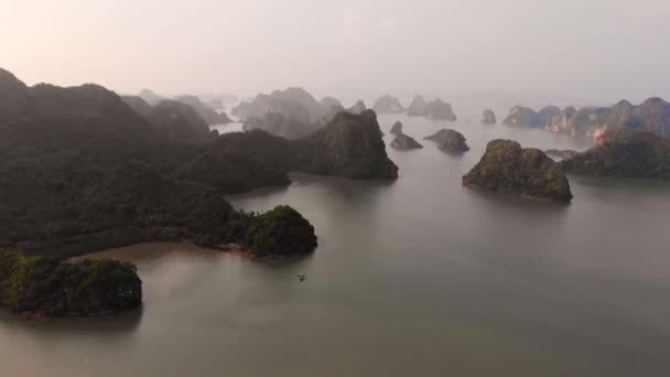 Luftaufnahme Überfliegen Der Felszinnen Der Long Bay Bei Sonnenuntergang Berühmtes — Stockvideo