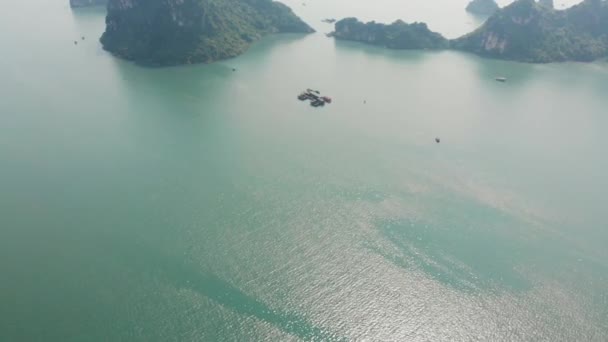 飞越下龙湾岩石峰顶 是越南著名的旅游胜地 独特的石灰岩山峰和海岛 风景秀丽的海湾和绿林 风景雾 — 图库视频影像
