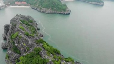 Hava: Güzel kayalık sahil şeridi üzerinde uçmak ve Cat Ba adasındaki uçurumda gezinmek, Ha Long Bay 'in en büyük adası, Vietnam' da yolculuk yapmak..