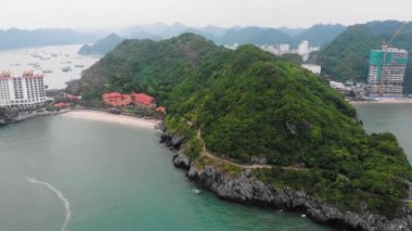 Hava: Güzel kayalık sahil şeridi üzerinde uçmak ve Cat Ba adasındaki uçurumda gezinmek, Ha Long Bay 'in en büyük adası, Vietnam' da yolculuk yapmak..