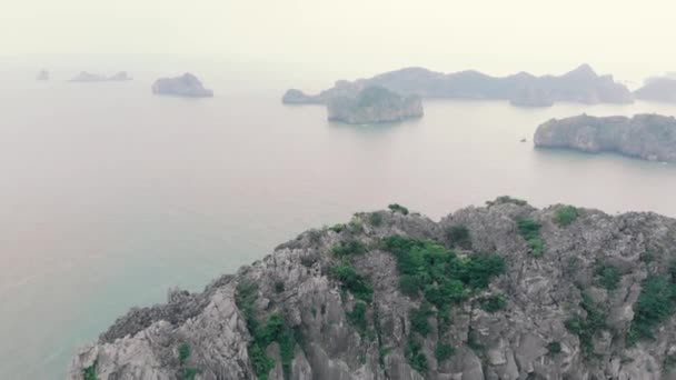 日落时飞越卡通坝和下龙湾岩石尖峰 是越南著名的旅游胜地 风景湾和绿林中独特的石灰岩山峰和岛屿 — 图库视频影像