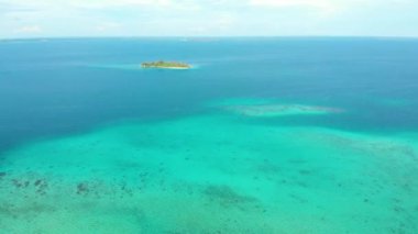 Mercan resifleri üzerinde uçan Karayip deniz turkuaz suyu, her şeyden uzakta gözlerden uzak tropik adalar. Endonezya Sumatra Banyak adaları.