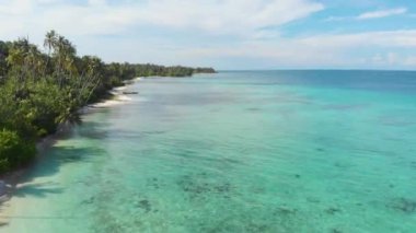 Hava: egzotik beyaz kum plajı üzerinde uçmak tropikal ada, her şeyden uzakta, mercan resifi Karayip deniz turkuaz suyu. Endonezya Sumatra Banyak adaları