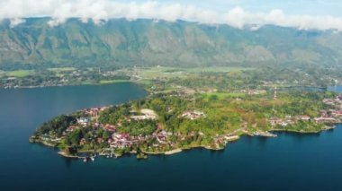 Hava: Toba Gölü ve Samosir Adası Sumatra Endonezya üzerinde uçuyor. Dev volkanik kaldera su ekosistemi, yemyeşil ekvator ormanı..