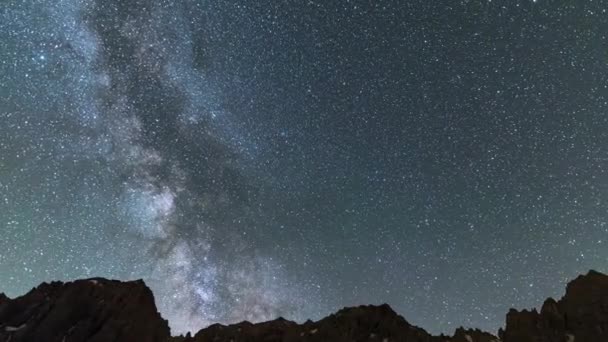 时光飞逝 银河系和恒星在宏伟的意大利法国阿尔卑斯山上空旋转的方式 美丽的岩石山上的夜空 峰顶和悬崖 航空交通和轨道卫星 — 图库视频影像