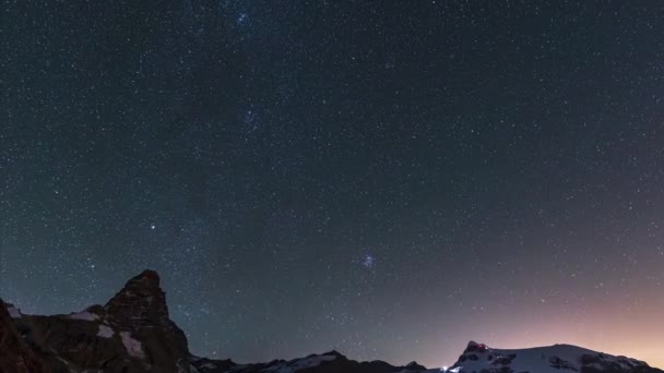 时光流逝 星空掠过宏伟的马特宏峰 夜空掠过塞维诺山顶和罗萨山冰川 阿尔卑斯山意大利一侧 — 图库视频影像