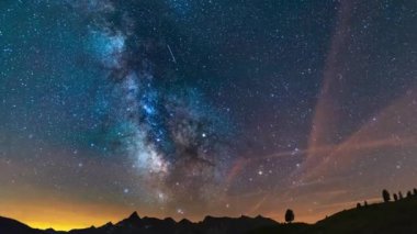 Zaman Hızı: Samanyolu Galaksisi ve yıldızlar görkemli İtalyan Fransız Alpleri üzerinde dönerler. Güzel kayalık dağlarda gece gökyüzü. Yörüngedeki uçak ve uydular.