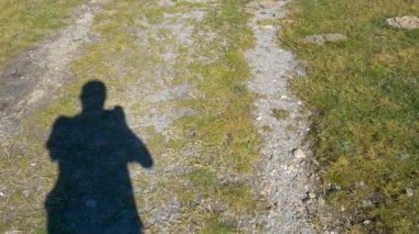 Mavi alp gölü, kayalar ve çayırlar arasında, cennet gibi bir çevrede. Dağlarda yüksek irtifada, temiz mavi gökyüzünde, doğal temiz su deposu.